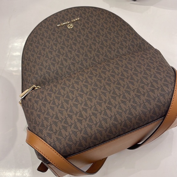 Michael Kors Womens Valerie Medium Logo Backpack 30F2G9VB2B Brown 
NWT - Picture 5 of 16